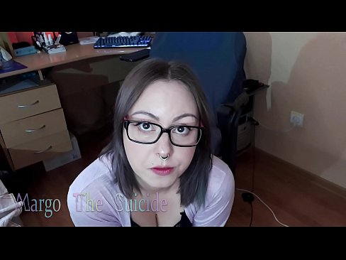 ❤️ 戴眼鏡的性感女孩在鏡頭前深吸假陽具 ❌ 色情 在我們 ❌️